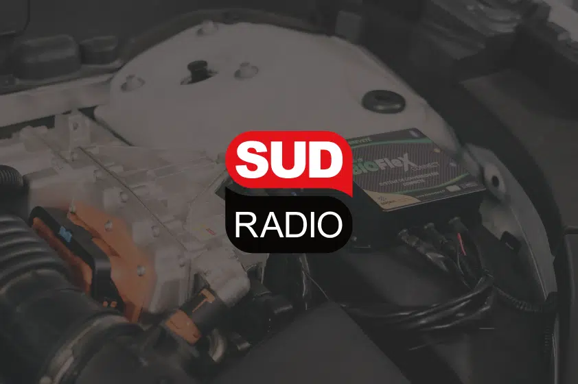 logo sud radio sur un fond boîtier e85 installé dans un moteur de voiture