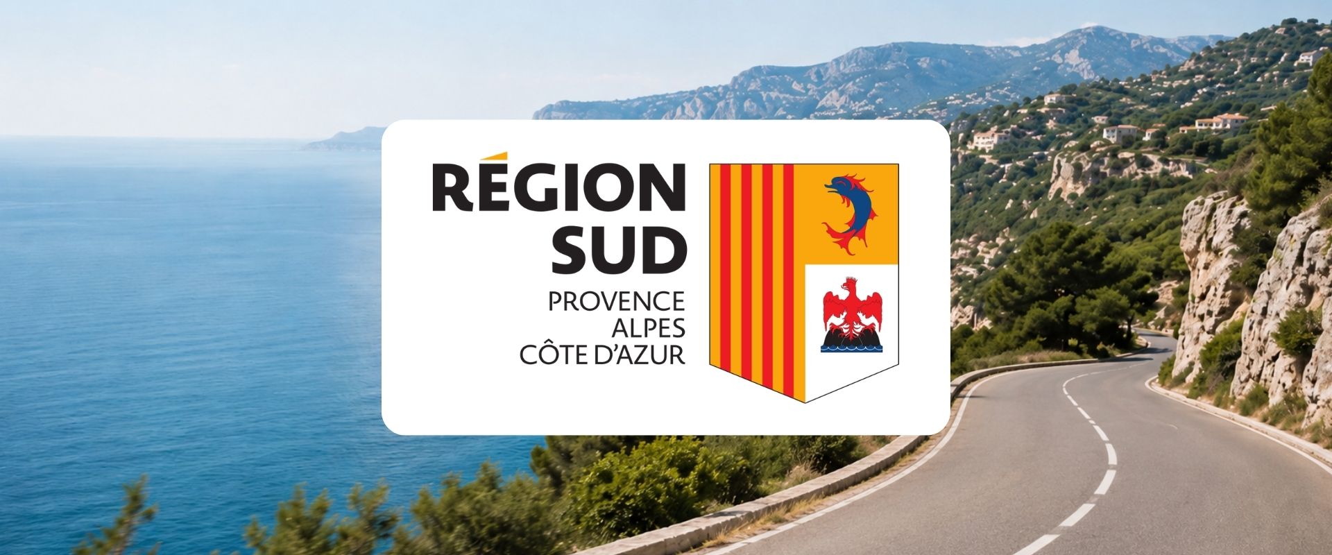 Logo région PACA sur un fond de route côtière vue mer
