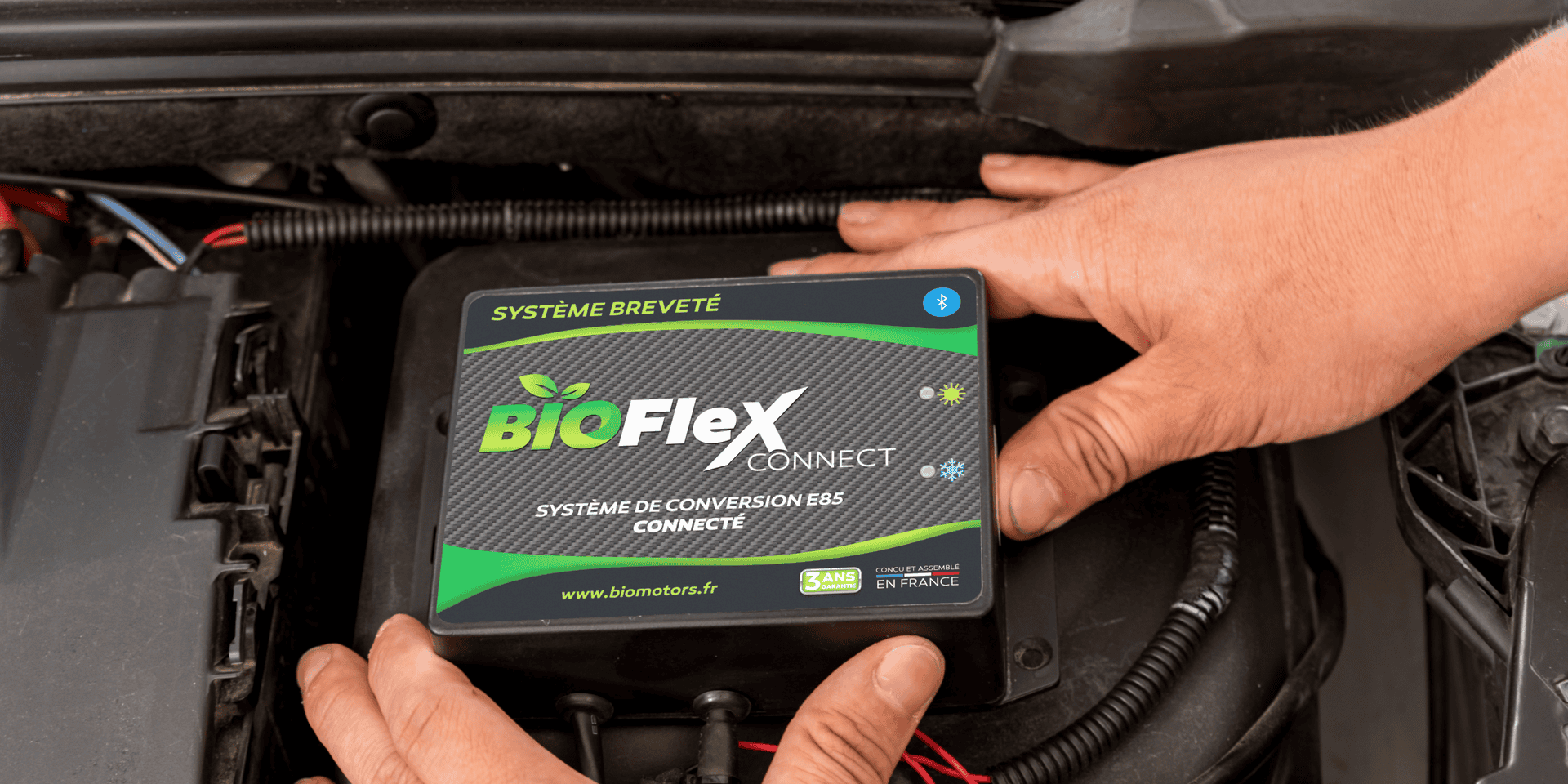 Installation d’un boîtier BIOFlex Connect Biomotors dans le compartiment moteur d’un véhicule.